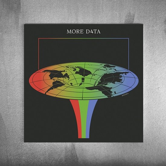 Vlakke wereldkaart op een donkere achtergrond, met de tekst "MORE D4TA". De kaart wordt naar beneden getrokken in een regenboogkleurige trechter.