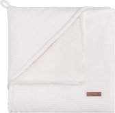 Witte wikkeldeken met ribbelstructuur en zachte teddy voering. Baby's Only label zichtbaar.