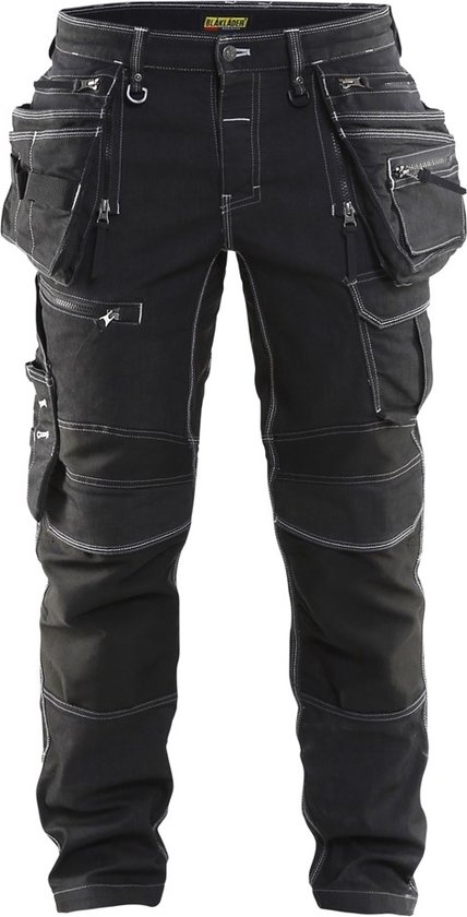 Zwarte stretch werkbroek met veel zakken, verstevigde knieën en decoratief wit stiksel.