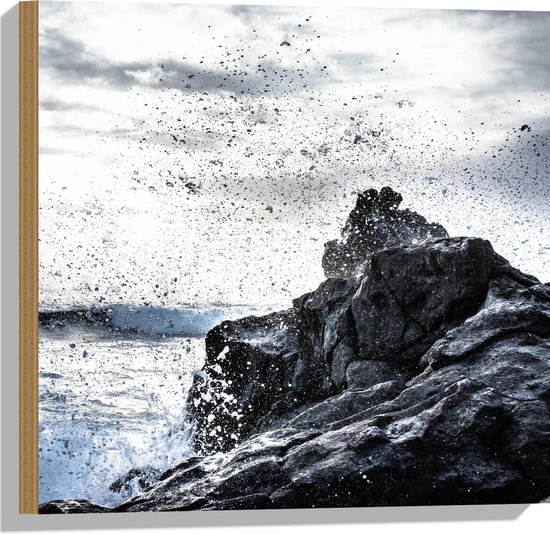 WallClassics - Hout - Water Klotsend tegen Rots in het Zwart Wit - 50x50 cm - 12 mm dik - Foto op Hout (Met Ophangsysteem)