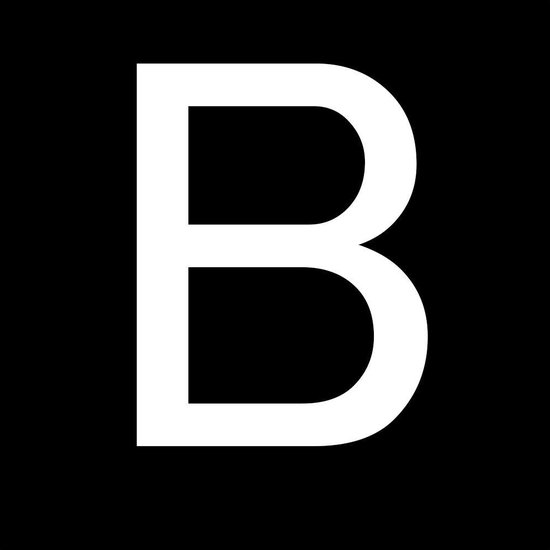 Witte hoofdletter B op een zwart vlak.