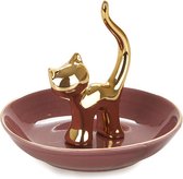 Gouden kattenbeeldje met een gebogen staart in een roze schaaltje met gouden rand.