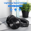 Zwarte over-ear koptelefoon met ronde oorschelpen en blauwe details. Toont "Lightning Speed Charge" met 1500mAh, 3 uur opladen, 80 uur speeltijd.