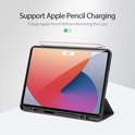 Zwarte tri-fold hoes met iPad Pro 12.9 (2021) en Apple Pencil, toont opladen.