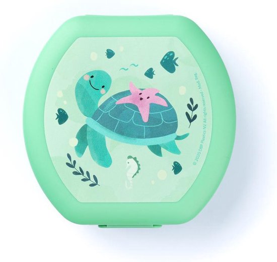 Boîte à collation verte avec un dessin d'une tortue souriante portant une étoile de mer rose sur le dos. Entourée d'algues et de petits poissons.