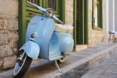 Tuinposter - Scooter - Vespa in wit / blauw  -  60 x 90 cm.