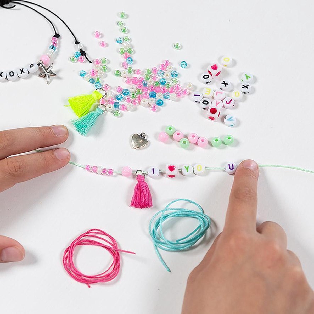 Totum 4 letter armbandjes maken - speelgoed meisjes vanaf 4 jaar - sieradenset knutselen - cadeau tip creatief vriendschaps armbandjes — afbeelding 3