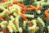 Tuinposter - Keuken / Eten / Voeding - Pasta / Spirelli in beige / groen / oranje / zwart  - 120 x 180 cm.