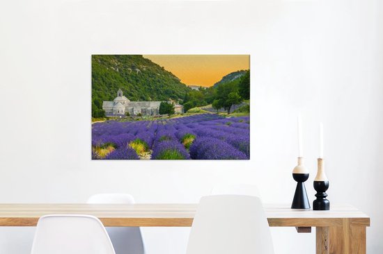 Canvas Schilderij Oranje lucht boven dal van lavendelbloemen - 60x40 cm - Wanddecoratie