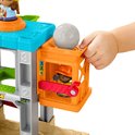 Hand bedient de lift op de Little People bouwplaats-speelset met een rots.