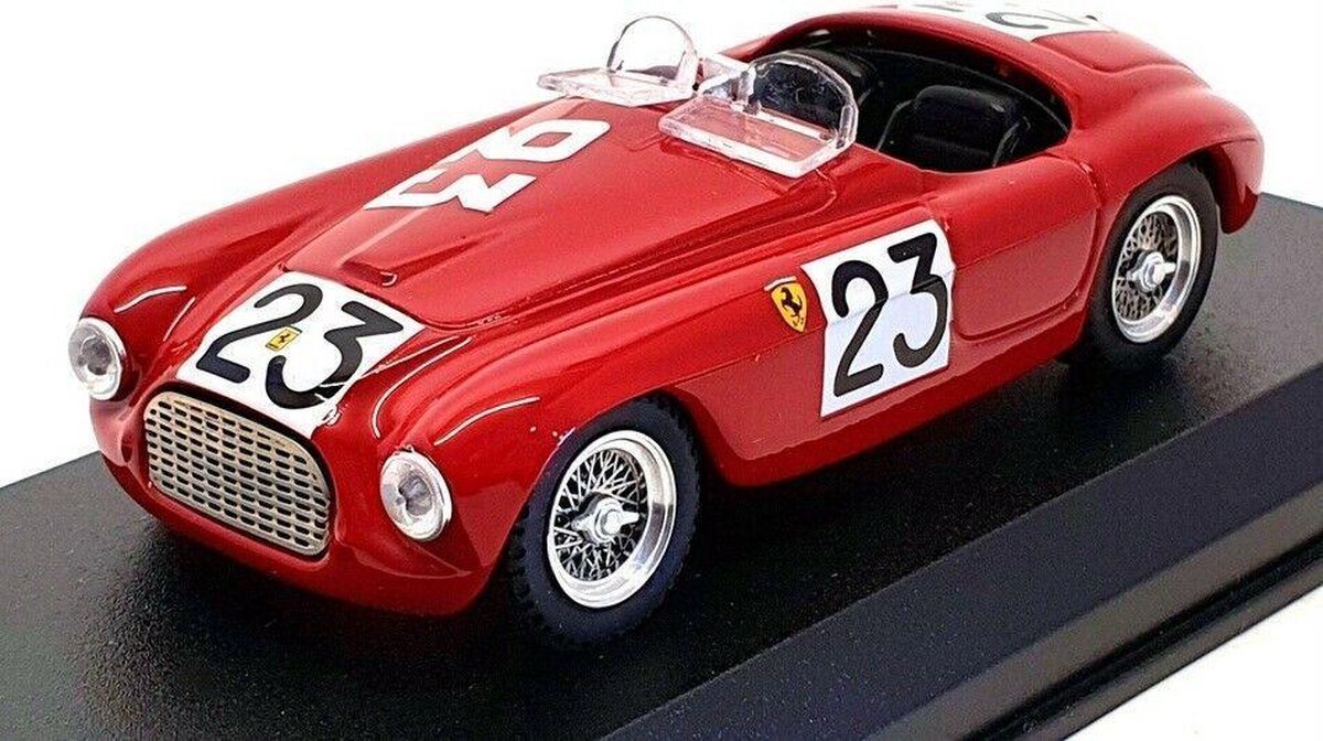 De 1:43 Diecast Modelcar van de Ferrari 166MM 2.0L V12 Spider #28 van de 24H LeMans in 1949. De coureurs waren J. Lucas en P.L. Dreyfus. De fabrikant van het schaalmodel is Art-Model. Dit model is alleen online verkrijgbaar