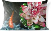 Buitenkussens - Tuin - Een koi karper met een roze bloem - 60x40 cm