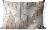 Buitenkussens - Tuin - Doorzichtig witte wereldkaart op een achtergrond van houten planken - 50x30 cm