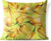 Buitenkussens - Tuin - Een illustratie van gele tulpen op een groene achtergrond - 40x40 cm