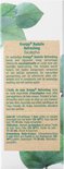 Gedetailleerde achterkant van de verpakking van Kneipp Badolie Refreshing Eucalyptus met productinformatie.