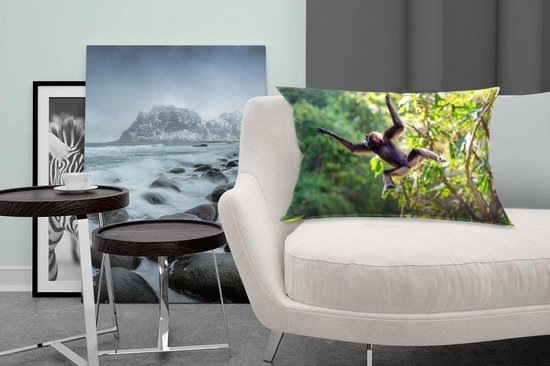 Sierkussen Jungle Residents pour intérieur - Singe sautant dans la jungle - 60x40 cm - coussin intérieur rectangulaire en coton