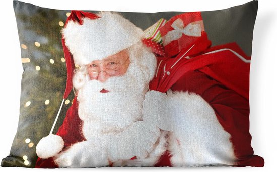 Buitenkussens - Tuin - Een portret van de Kerstman die een rode zak over zijn schouder draagt - 50x30 cm