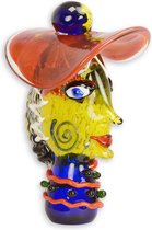 une figure en verre de style murano d'une femme avec un chapeau