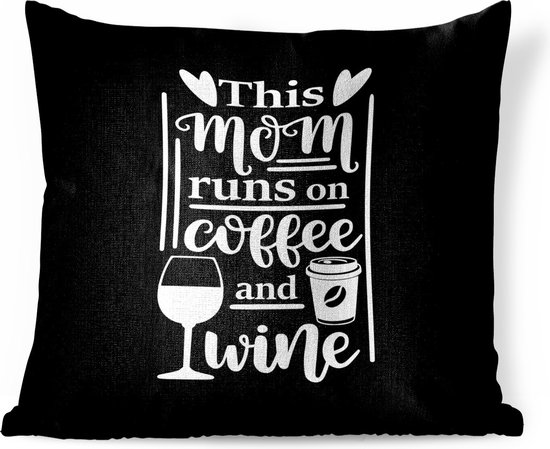 Sierkussen décoratif Citations de la fête des mères pour l'intérieur - Citation de la fête des mères Cette maman court au café et au vin sur fond noir - 60x60 cm - coussin intérieur carré en coton