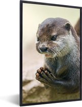 Fotolijst incl. Poster - Een otter met zijn poten bij elkaar - 80x120 cm - Posterlijst