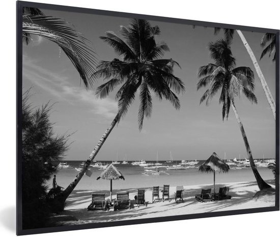 Fotolijst Poster Zwart Palmbomen en ligstoelen op het strand van Boracay - zwart wit