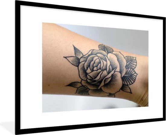 universiteitsstudent nadering Verstikken Poster met lijst Tattoo - Een tattoo van een roos fotolijst zwart met witte...  | bol.com