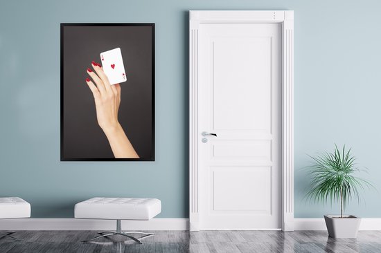 Photo encadrée - Femme tenant une carte à jouer cadre photo noir sans passe-partout 80x120 cm - Affiche sous cadre (Décoration murale salon / chambre)