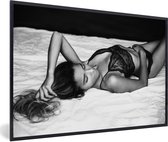 Photo encadrée - Cadre photo femme en lingerie au lit noir 90x60 cm - Affiche encadrée (Décoration murale salon / chambre)