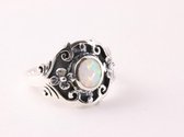 Bewerkte zilveren ring met welo opaal - maat 18.5