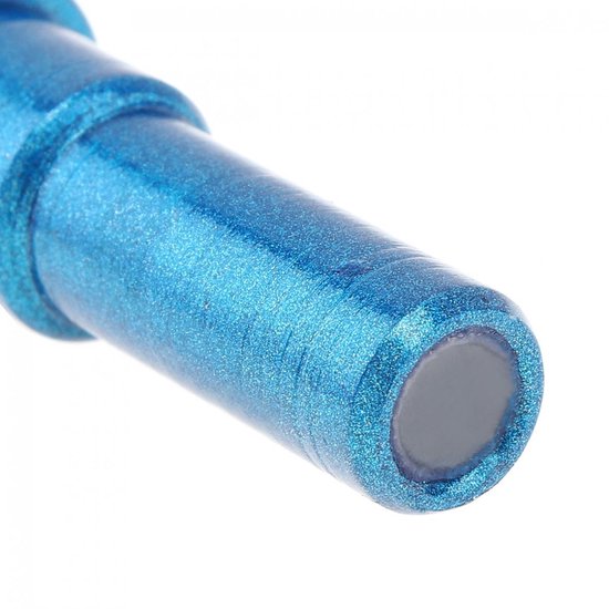 Close-up van de platte, ronde, grijze onderkant van een blauw diamantboortje.