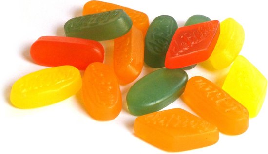 Een hoopje winegums in diverse fruitvormen en kleuren: geel, oranje, rood en groen.