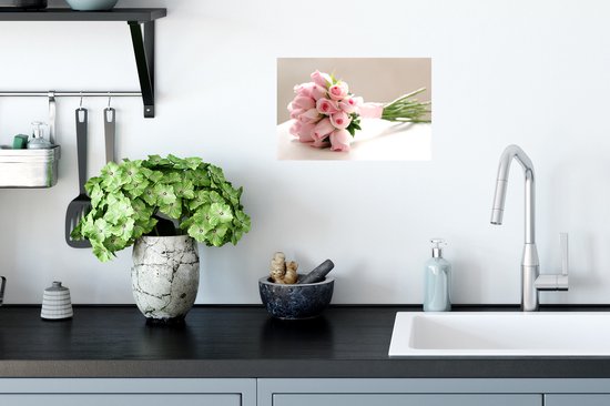 Stickers muraux - Film autocollant - Un bouquet de roses roses sur une table blanche - 30x20 cm - Film adhésif - Stickers muraux Chambre d'enfant - Papier peint autocollant - Papier peint autocollant - Film autocollant