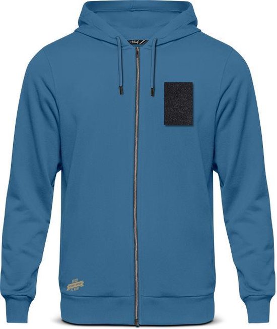 Blauw vest met capuchon, ritssluiting en zwarte patch op linkerborst.