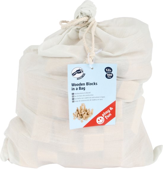 Wit stoffen zakje met touwsluiting, gevuld met houten bouwblokken. Label toont 'Wooden Blocks in a Bag 100 pcs'.