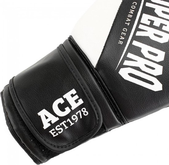 Zwarte bokshandschoen met witte opdruk "ACE EST1978" en een wit accent aan de zijkant.