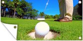 Tuinposter Een golfer put de bal in de hole - 60x30 cm - Tuindoek - Buitenposter