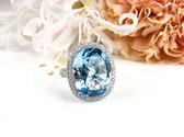 ring in wit goud gezet met blauwe topaas en diamant