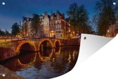 Tuinposters buiten De Amsterdamse Keizersgracht met een verlichte brug - 90x60 cm - Tuindoek - Buitenposter