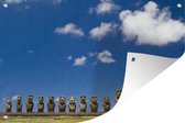 Tuindecoratie Blauwe lucht met enkele wolken boven de Moai beelden - 60x40 cm - Tuinposter - Tuindoek - Buitenposter