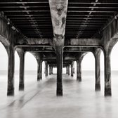 Tuinposter - Zee / Strand - Pier grijs / wit / Zwart - 100 x 100 cm.