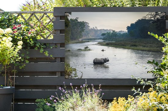 Rhino traverse la rivière dans le parc national de Chitwan au Népal Affiche de jardin 120x80 cm - Toile de jardin / Toile d'extérieur / Peintures pour l'extérieur (décoration de jardin)