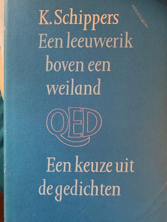 Een leeuwerik boven een weiland