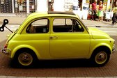 Tuinposter - Auto - Fiat 500 in geel  - 80 x 120 cm.