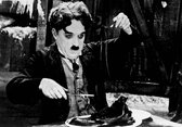 Tuinposter - Filmsterren - Retro / Vintage - Charlie Chaplin in wit / grijs / zwart  - 80 x 120 cm.
