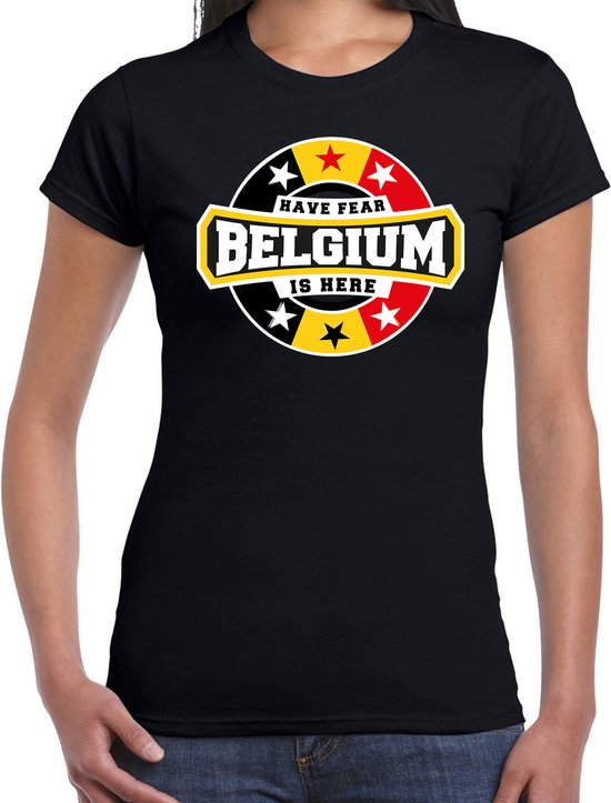 Zwarte dames T-shirt met "HAVE FEAR BELGIUM IS HERE" opdruk in cirkelvormig embleem met Belgische kleuren en sterren.