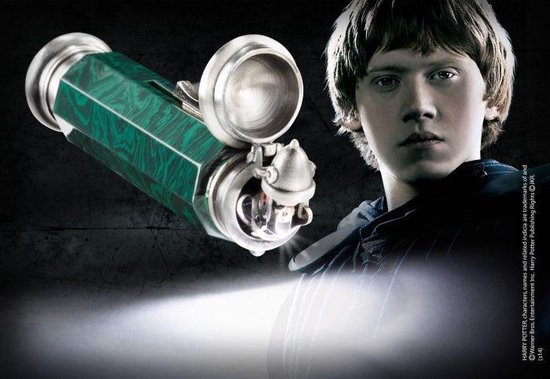 Jeune homme à côté d'un briquet vert polygonal aux détails argentés.