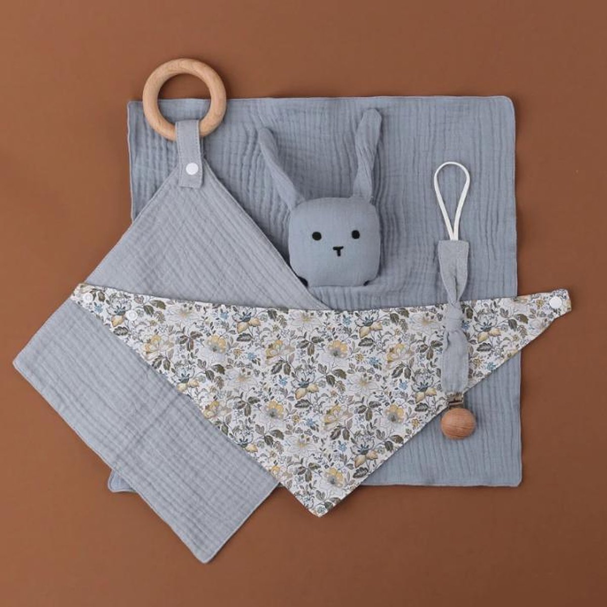 Baby badcape, washand en slabbetje borduren - Vosje kruissteek borduurpakket | hobbyigant.nl