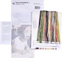 Un kit de point de croix comprenant un tissu à motif floral, des fils DMC, un diagramme et des instructions.