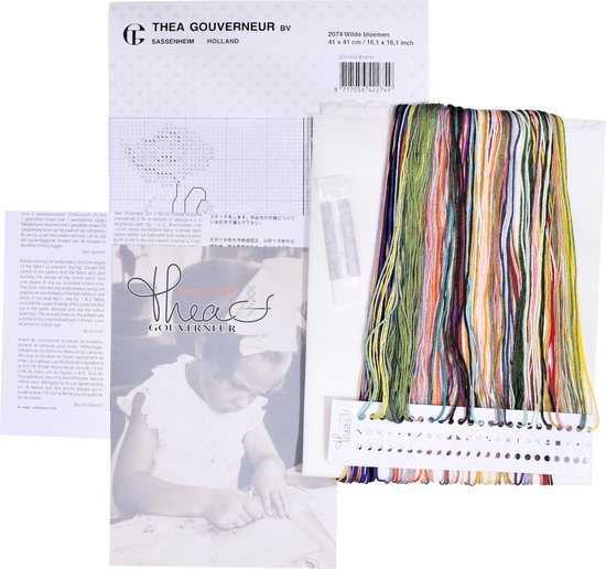 Un kit de point de croix comprenant un tissu à motif floral, des fils DMC, un diagramme et des instructions.