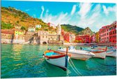 Dibond - Vissersboot aan Berg in Italië  - 120x80cm Foto op Aluminium (Met Ophangsysteem)